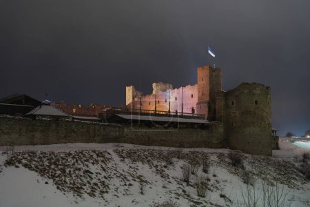 Nachtszene, Ruinen der Burg Rakvere und bewölkter Himmel. 