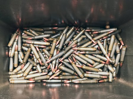 Téléchargez les photos : Boîte de munitions Nato avec cartouches de 5,56x45mm. - en image libre de droit