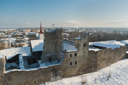 Ruinen der alten Burg Rakvere im Winter, Drohnenaufnahmen aus der Luft. 