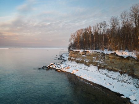 Téléchargez les photos : Photo du fond de la côte escarpée de l'Estonie dans la mer Baltique en hiver. - en image libre de droit