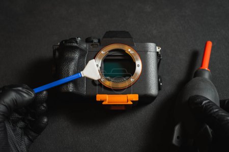Professionelle Sensorreinigung an einer spiegellosen Kamera, Nahaufnahme. 