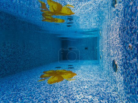 Foto submarina en la piscina del spa Rakvere. 