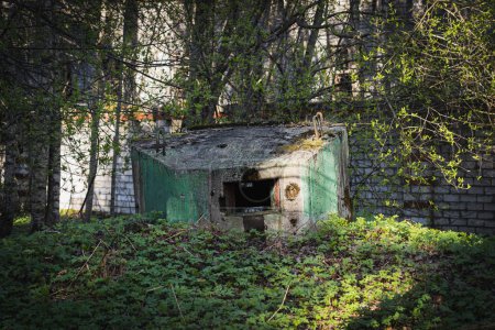 Un viejo pillbox abandonado en la antigua base soviética de Hara en Estonia. 
