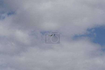 Portugal, Lissabon 16. Mai 2024. Lufthansa-Maschine fliegt mit Regenwolken hoch in den Himmel. 