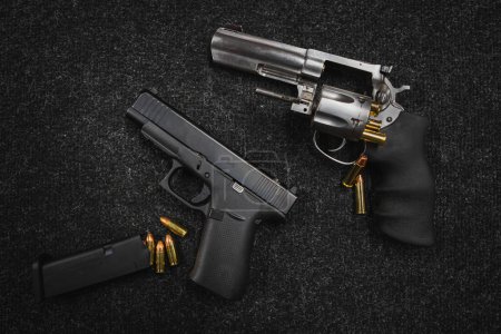 Armes à feu, pistolet et revolver chargés de cartouches. (')