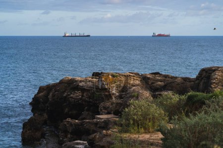Frachtschiff und LPG-Schiff vor der Küste des Atlantiks in Portugal. 