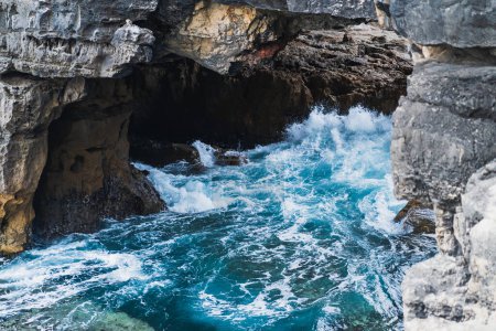 Lieu célèbre Boca do Inferno (bouche du diable) à Cascais est une énorme grotte dans les falaises côtières du Portugal. Vue de l'océan, gros plan. 