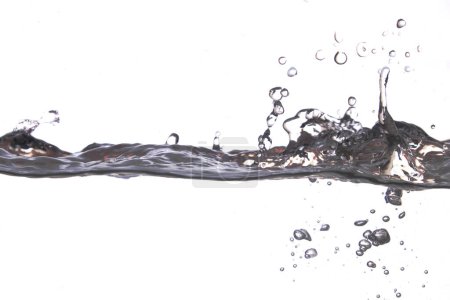 Téléchargez les photos : Éclaboussures d'eau isolées sur blanc - en image libre de droit