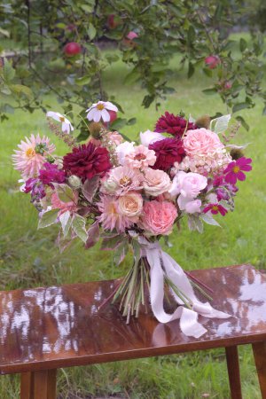 Téléchargez les photos : Bouquet pour la mariée de fleurs d'automne. - en image libre de droit