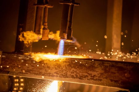 Téléchargez les photos : Découpe de l'acier à l'usine sidérurgique - en image libre de droit