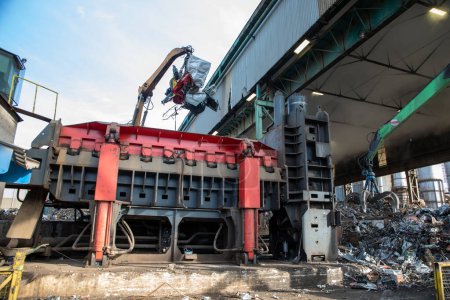 Téléchargez les photos : Site de recyclage de ferraille dans une usine sidérurgique - en image libre de droit