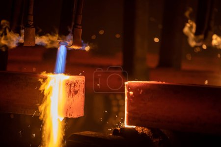 Téléchargez les photos : Le moment de la coupe de l'acier dans l'usine de fer et d'acier - en image libre de droit