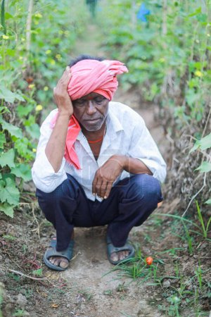 Foto de India agricultor pobre en la granja, agricultor triste, pérdida de agricultor - Imagen libre de derechos
