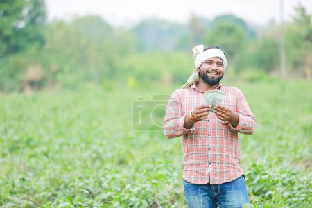 Foto de Granjero indio feliz, joven granjero sonriendo en la granja - Imagen libre de derechos