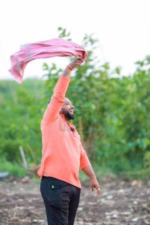 Foto de Granjero indio feliz parado en granja verde del chile - Imagen libre de derechos