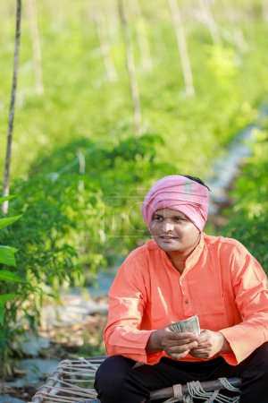 Foto de Granjero indio feliz, granjero sosteniendo rupias indias en las manos, agricultura inteligente - Imagen libre de derechos