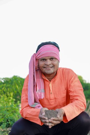 Foto de Granjero indio feliz, granjero sosteniendo tierra en manos - Imagen libre de derechos