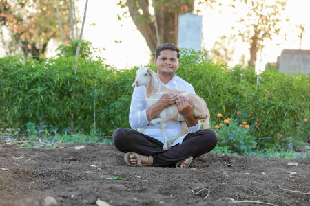 Foto de Granjero indio feliz, con cabra india - Imagen libre de derechos