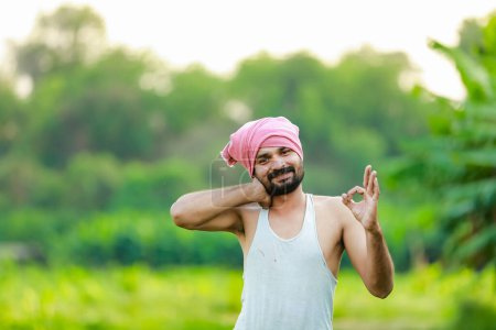 Foto de Maharashtra mira granjero, granjero feliz de pie en la granja de Cwopea - Imagen libre de derechos