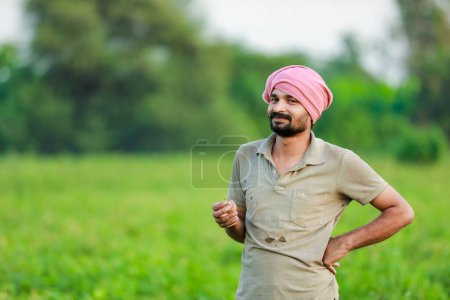 Foto de Maharashtra mira granjero, granjero feliz de pie en la granja de Cwopea - Imagen libre de derechos