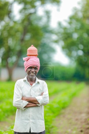 Foto de Granjero indio sosteniendo gullak en la mano, concepto de ahorro, granjero pobre feliz - Imagen libre de derechos