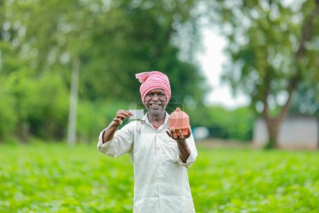 Foto de Granjero indio Holding tarjeta ATM en las manos, granjero indio feliz, granjero pobre, trabajador - Imagen libre de derechos