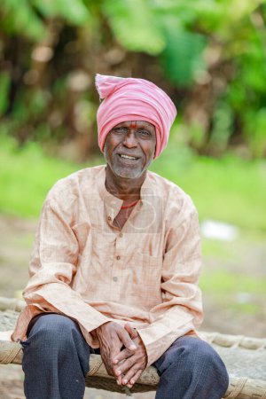 Foto de Granjero indio feliz. planta de plátano, viejo granjero pobre, trabajador - Imagen libre de derechos