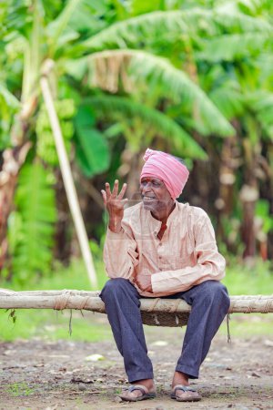 Foto de Granjero indio feliz. planta de plátano, viejo granjero pobre, trabajador - Imagen libre de derechos