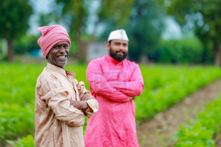 Foto de Agricultura india, dos granjeros en la granja, granjero feliz, granjero y trabajador - Imagen libre de derechos