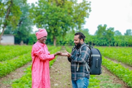 Foto de Agricultura india, dos granjeros de pie en la granja, mostrando las manos vacías - Imagen libre de derechos