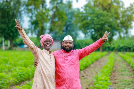 Foto de Agricultura india, dos granjeros en la granja, granjero feliz, granjero y trabajador - Imagen libre de derechos