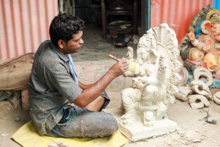 Téléchargez les photos : Ganesh, processus de fabrication d'idoles ou murti Ganpati, Atelier de fabrication d'idoles du seigneur Ganesh pour le prochain festival Ganapati en Inde. - en image libre de droit