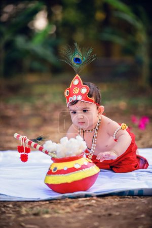 heureux Janmashtami, petit garçon indien se faisant passer pour Shri Krishna ou kanha ou kanhaiya avec Dahi Handi photo