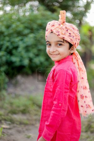 Foto de Feliz hijo granjero indio Use sehra, niños maharashtrianos, niños felices Rular - Imagen libre de derechos