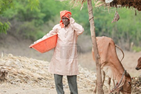 Foto de Granjero indio cargando la cesta sobre su cabeza, granjero feliz, campesino pobre - Imagen libre de derechos