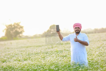 Foto de India agricultor feliz cosechando flores de cilantro, agricultura exitosa - Imagen libre de derechos