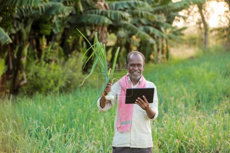 Téléchargez les photos : Exploitant agricole indien tablette - en image libre de droit