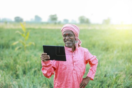 Téléchargez les photos : Exploitant agricole indien tablette - en image libre de droit