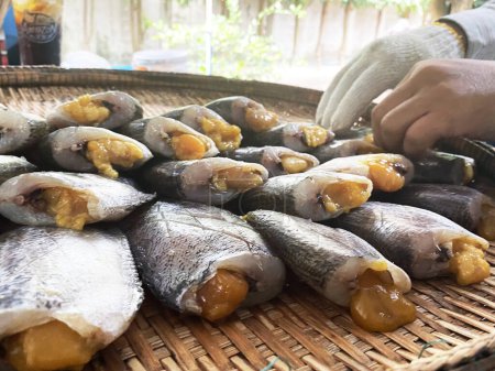 Téléchargez les photos : Poisson salé séché au soleil thaïlandais. Gourami en peau de serpent séchée sur le marché, couramment vu en Thaïlande. C'est un aliment préféré des Thaïlandais après la friture. - en image libre de droit