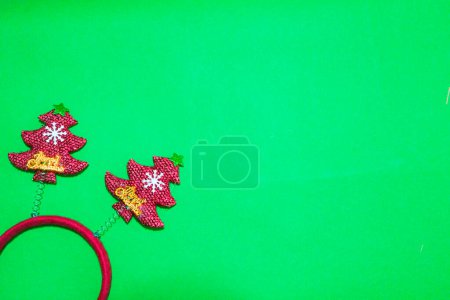Foto de Cuernos de reno de Navidad con decoración sobre fondo verde. - Imagen libre de derechos