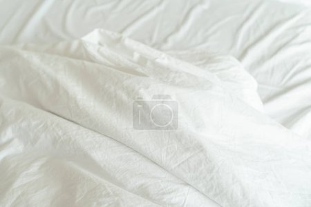 Téléchargez les photos : Lit non confectionné ; taies d'oreiller ridées, drap de lit et couette. - en image libre de droit