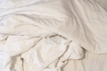 Foto de Vista superior del pliegue de una sábana sin hacer en el dormitorio después de una larga noche de sueño y despertar por la mañana
. - Imagen libre de derechos