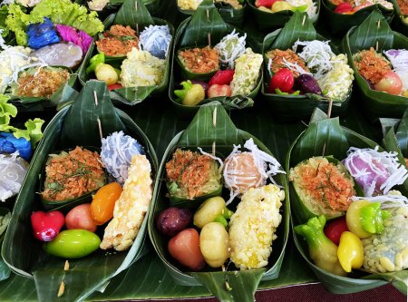 Téléchargez les photos : Délicieux thaï traditionnel Dessert Khanom Foi string et string Yip avec Khanom Mo Kaeng dans un récipient de feuilles de banane. - en image libre de droit