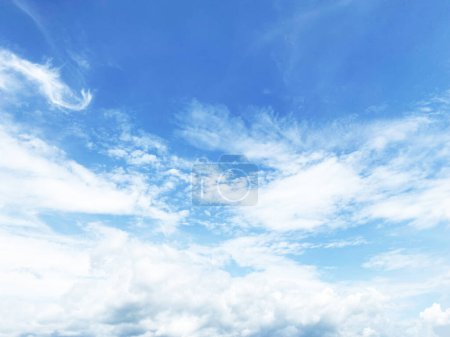 Foto de Hermosas nubes durante la primavera en un día soleado. Cielo azul y nubes esponjosas blancas. - Imagen libre de derechos