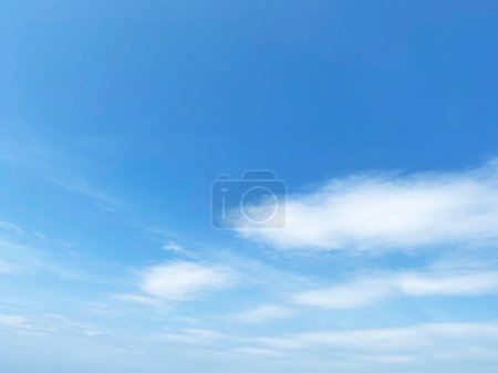 Foto de Hermosas nubes durante la primavera en un día soleado. Cielo azul y nubes esponjosas blancas - Imagen libre de derechos