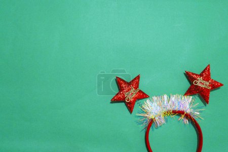 Foto de Decorado Hermosa diadema divertida estrella roja aislar en un fondo verde y rojo. concepto de fiesta de Navidad alegre, Año Nuevo viene pronto, decoración de temporada festiva con elementos de Navidad. - Imagen libre de derechos