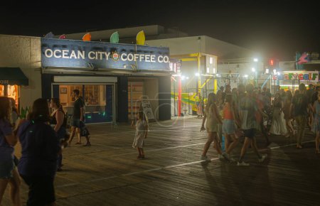 Foto de Ocean City Coffee Company: Ambiente nocturno en el paseo marítimo de Ocean City, Nueva Jersey - Imagen libre de derechos