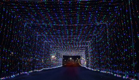 Téléchargez les photos : Tunnel de lumières de Noël Chemin de vacances enchanté - en image libre de droit