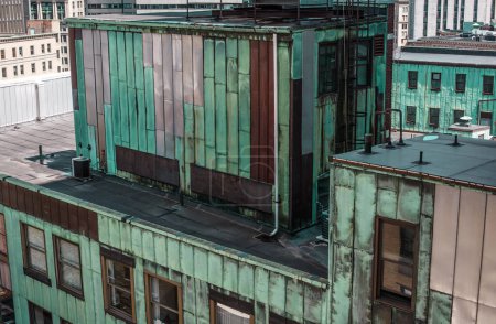 Téléchargez les photos : Élégance altérée : Vue sur le toit du bâtiment industriel en cuivre et en métal terni - en image libre de droit