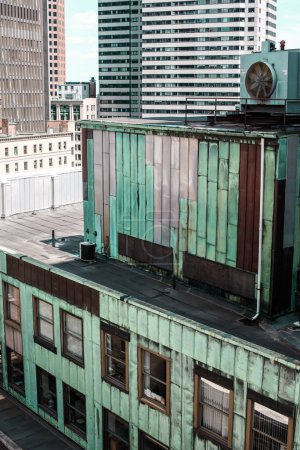 Téléchargez les photos : Élégance altérée : Vue sur le toit du bâtiment industriel en cuivre et en métal terni - en image libre de droit